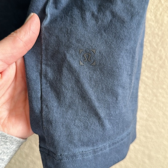 Blue men’s lululemon tee - Picture 2 of 4